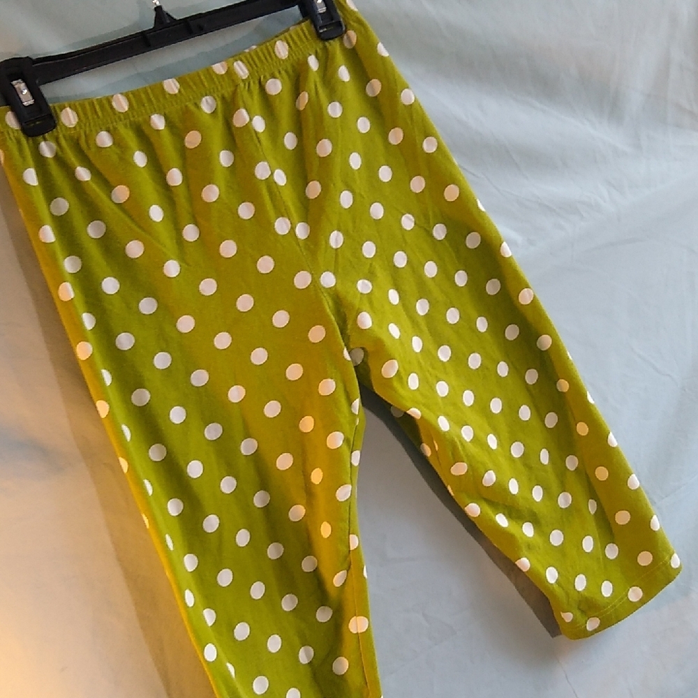 Moda Int'l L Capri/leggings  celery/split pea green w-white polka dots